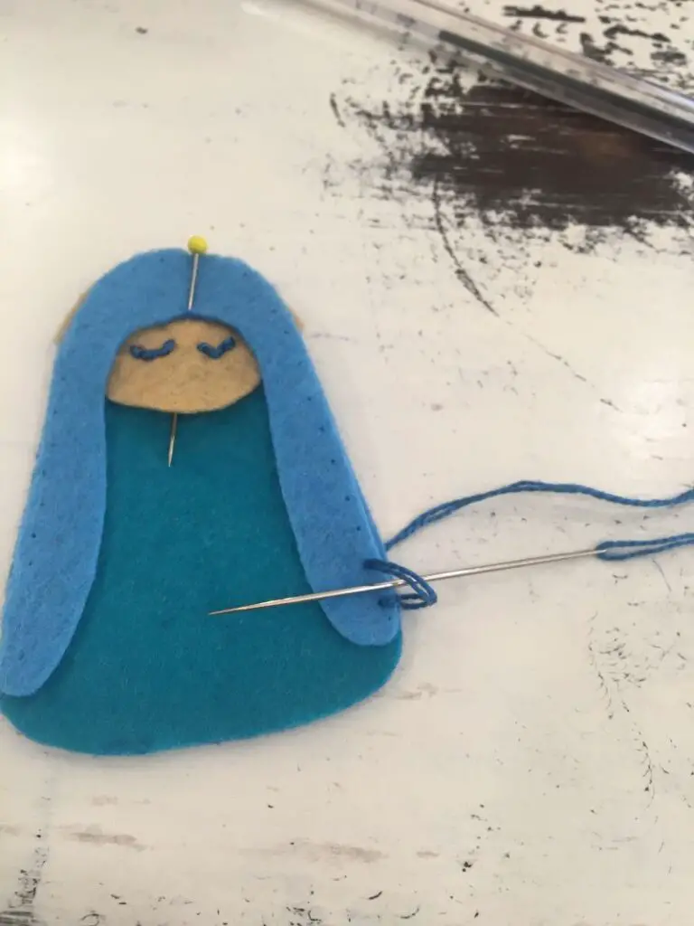 blanket stitches on mary felt puppet