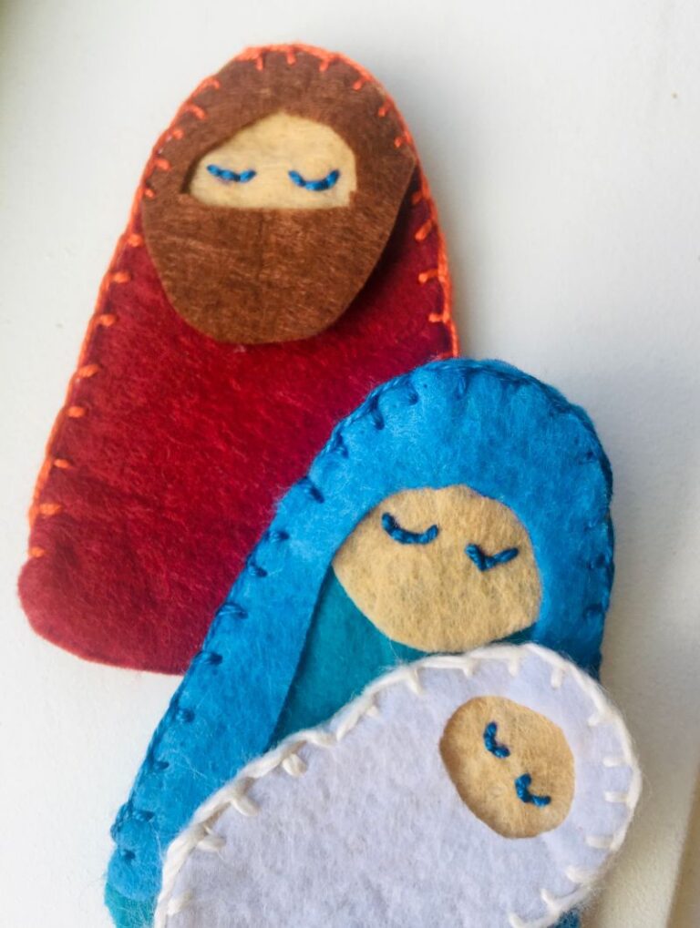 Felt Nativity Finger Puppets {Free Christmas Sewing Pattern}