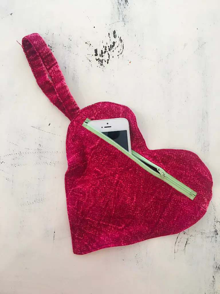 heart shaped wallet clutch will cell phone inside zipper