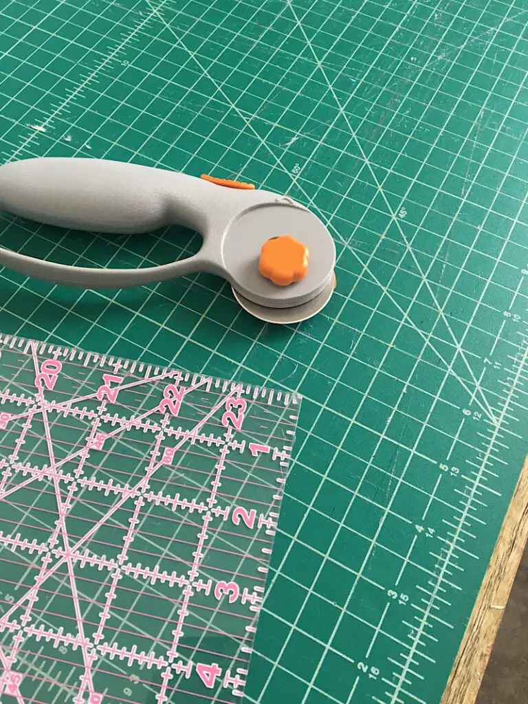 rotary cutter with ruler and self healing mat