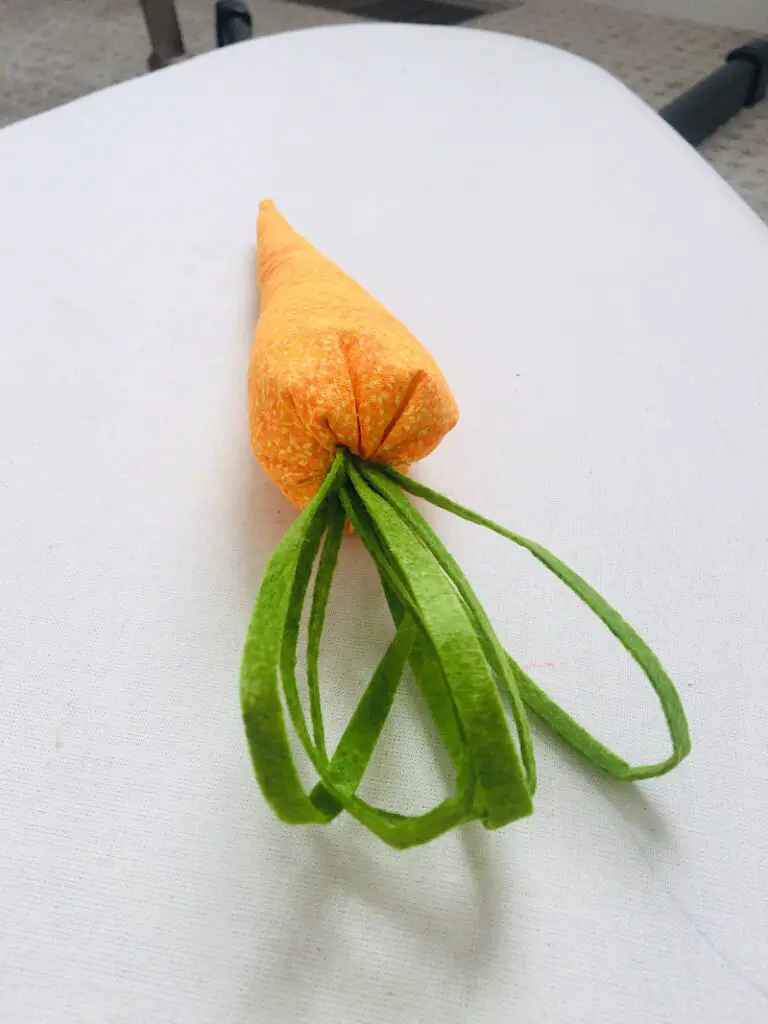 DIY Fabric Carrot Stuffed with loopy leaves