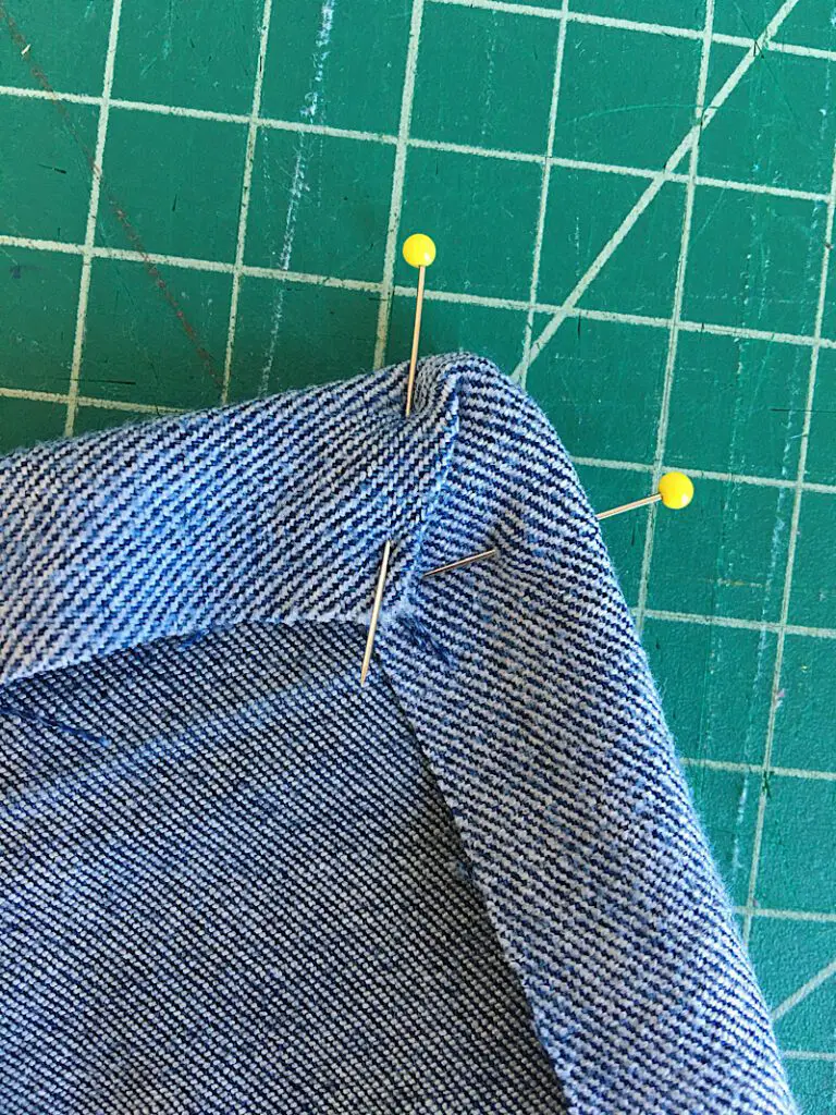pinning the binding at the corner of the jeans pot holder