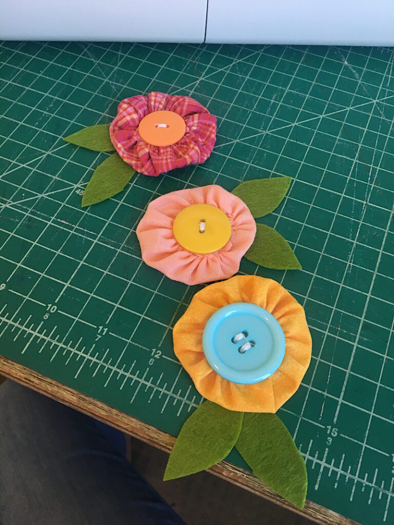 arranging the felt leaves and yoyo flowers