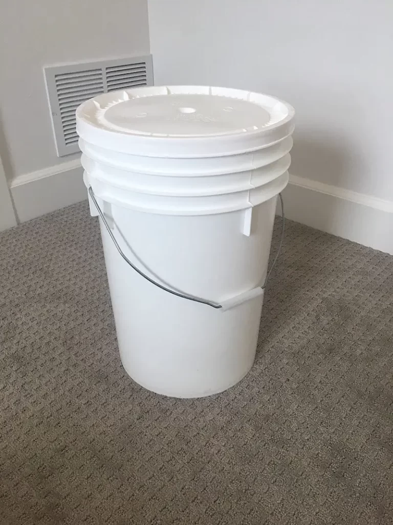 white 5 gallon bucket with no cushion 