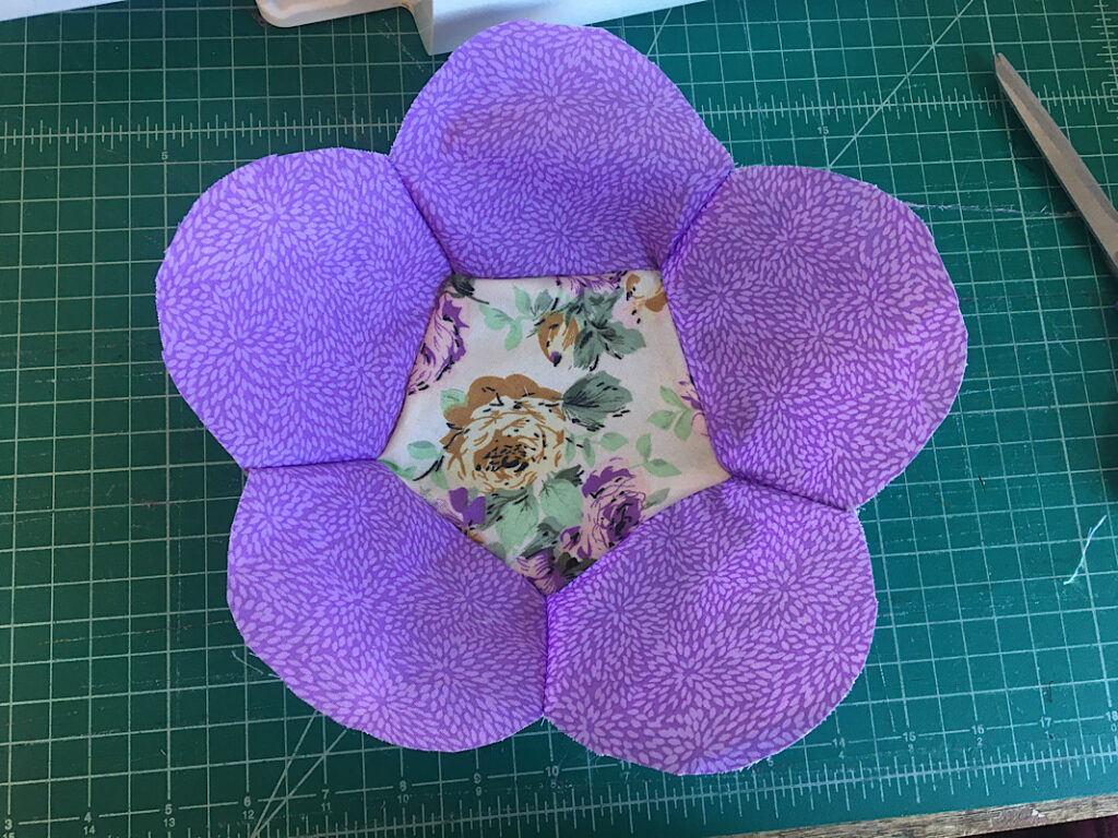 back side of daisy bowl cozy