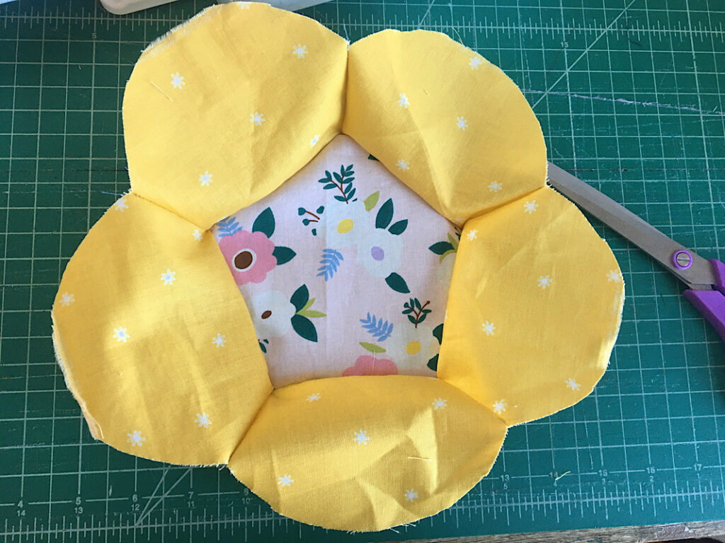 daisy bowl cozy in progress