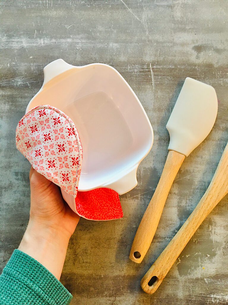 Heart hot pad with finger pockets pinch pan